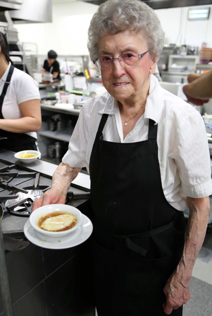 Mme Jeanette Constantin, 93 ans et toujours aux fourneaux!